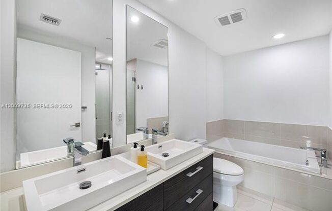 2 beds, 2 baths, 924 sqft, $5,200, Unit 45 SW 9th St # 1508
