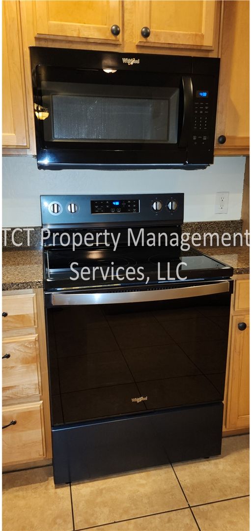 Beautiful 3 Bedroom Townhome Gated Gilbert Community!