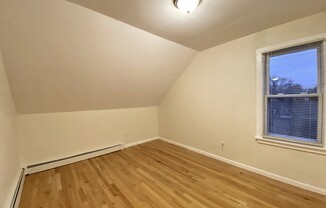 2 beds, 1 bath, $2,600, Unit 3