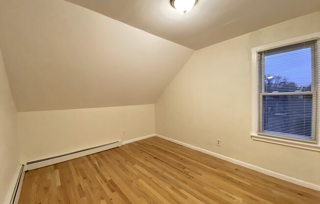 2 beds, 1 bath, $2,600, Unit 3