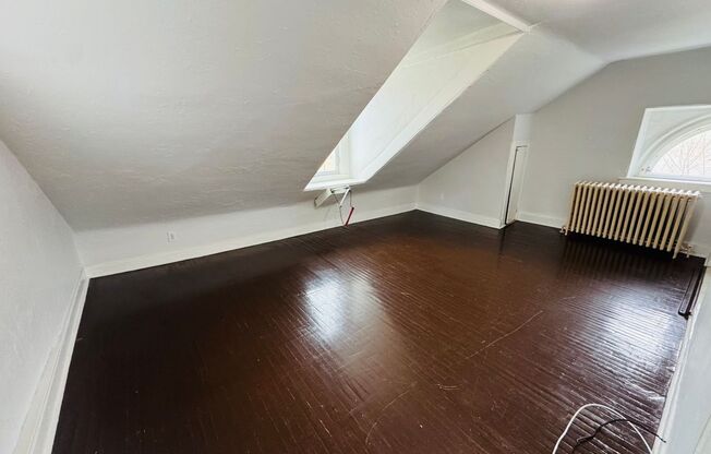 233 W Queen Lane