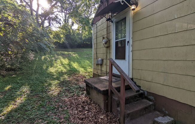 2 beds, 1 bath, $1,300