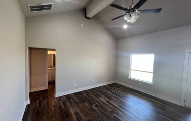 3 beds, 2 baths, 1,485 sqft, $1,400, Unit Shallowater - 1401 17th St Unit B