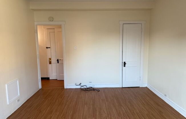 Studio, 1 bath, 295 sqft, $1,275, Unit Old King Edward 571