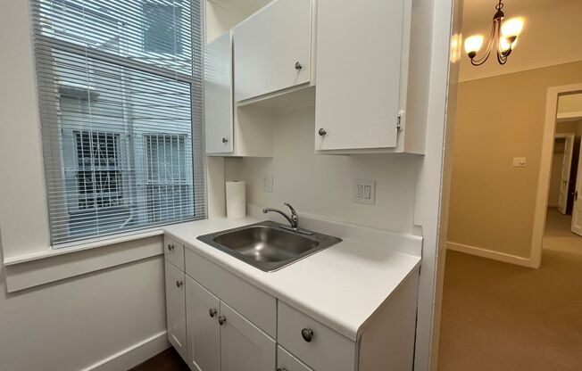 1 bed, 1 bath, 400 sqft, $2,200