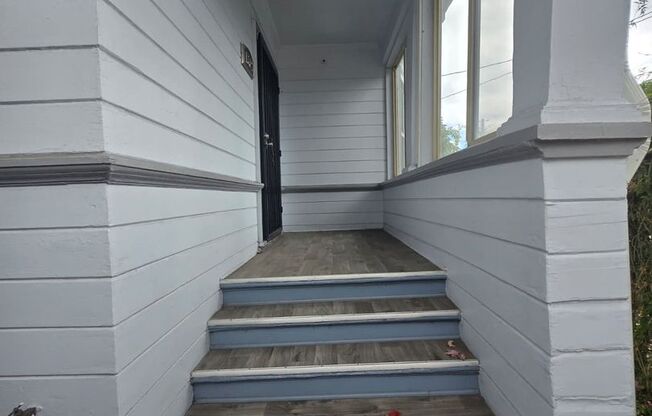 Upstairs 2bd/1ba Near Lake Merritt – $1,800