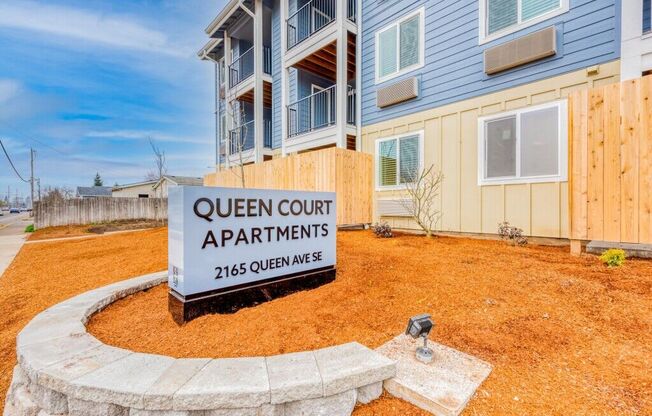 Queen Court Sign