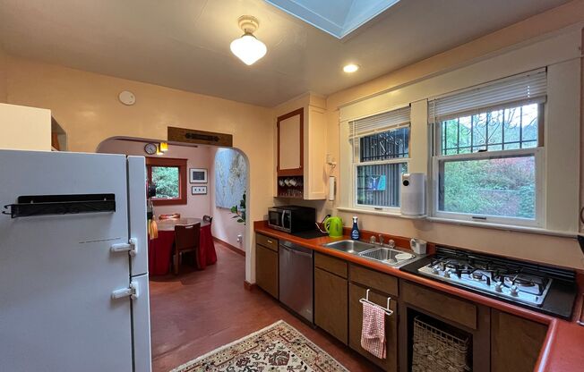 Historic 2-Bedroom Home with Vintage Charm: A Nature Lover’s Retreat in the City!
