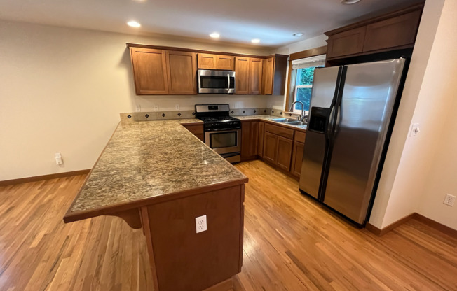Large 3 bed/3.5 bath Greenwood Townhouse!!!