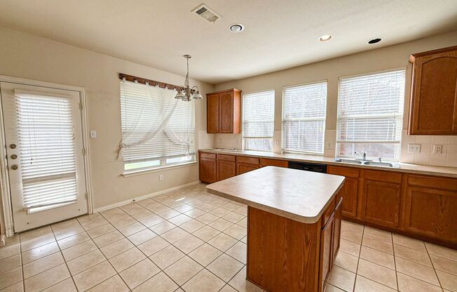 Spacious 4 bedroom home near Lake Ray Hubbard!