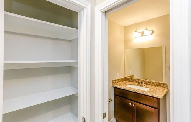 1 bed, 1 bath, 450 sqft, $825, Unit 4