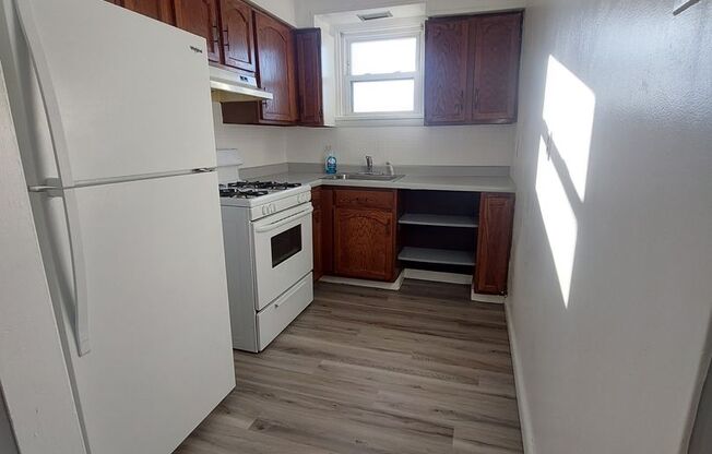 2 beds, 1 bath, $895, Unit 1