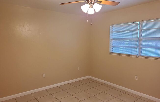2 beds, 1 bath, 868 sqft, $1,100, Unit 4018 NE 1 TER