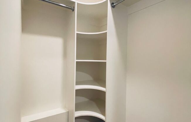 2 beds, 1 bath, $3,000, Unit 211