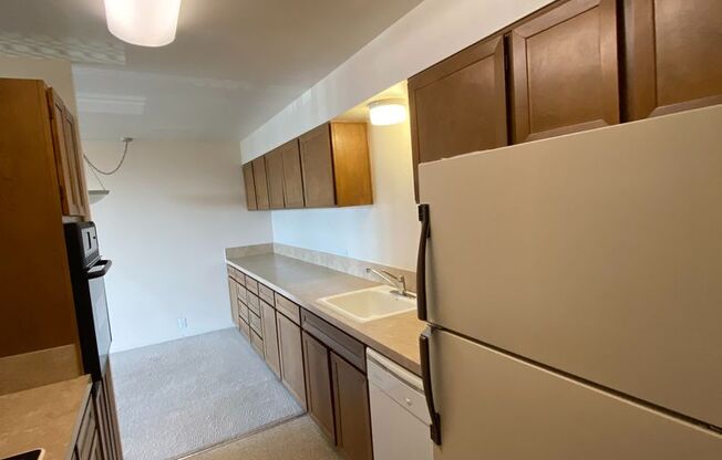 2 beds, 2 baths, 883 sqft, $1,675, Unit 213