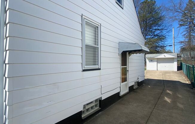 Charming 3-Bedroom, 2-Bathroom Home In Maple Heights