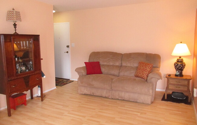 2 beds, 1 bath, $1,925, Unit Unit 102