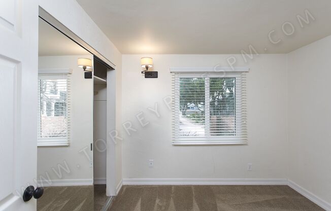 *OPEN HOUSE: 11/8 3-4PM* Point Loma 2BR with Parking and A/C!