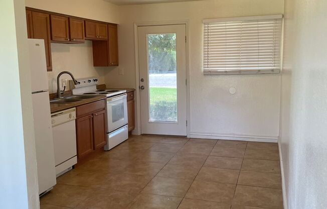 2 beds, 1 bath, 800 sqft, $1,195, Unit 03