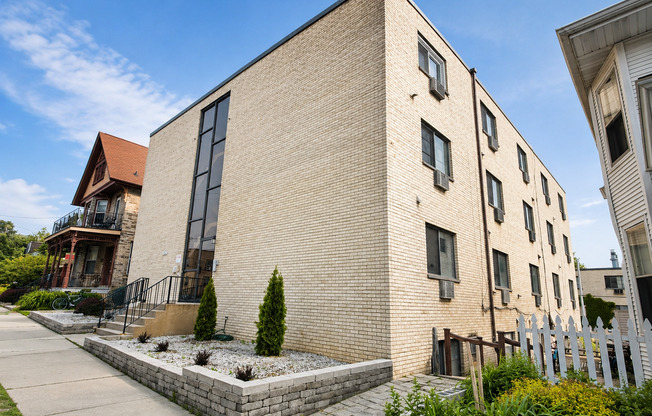 Studio, 1 bath, 350 sqft, $1,115, Unit 121-5B