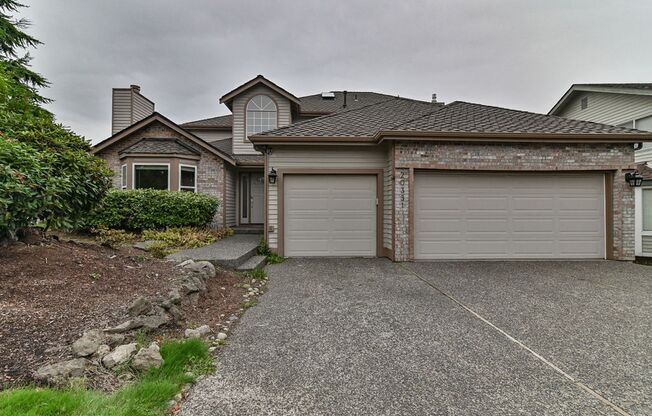 Beautiful 3 Bed 2.5 Bath + Den Home in Kent