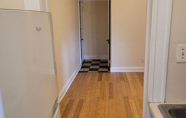 1 bed, 1 bath, $995, Unit 18