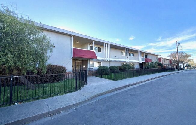 1 bed, 1 bath, $1,700, Unit T50