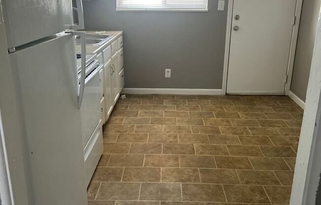 2 beds, 1 bath, 750 sqft, $1,070, Unit B10 1015 11