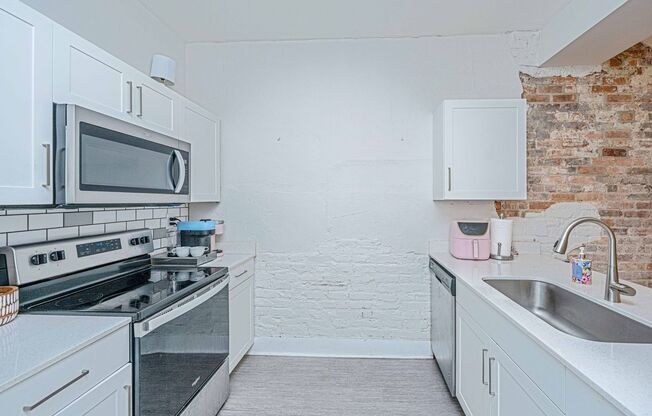 3 beds, 2 baths, 1,100 sqft, $2,400, Unit 116