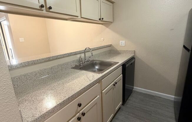 2 beds, 1 bath, 812 sqft, $1,085, Unit 1402