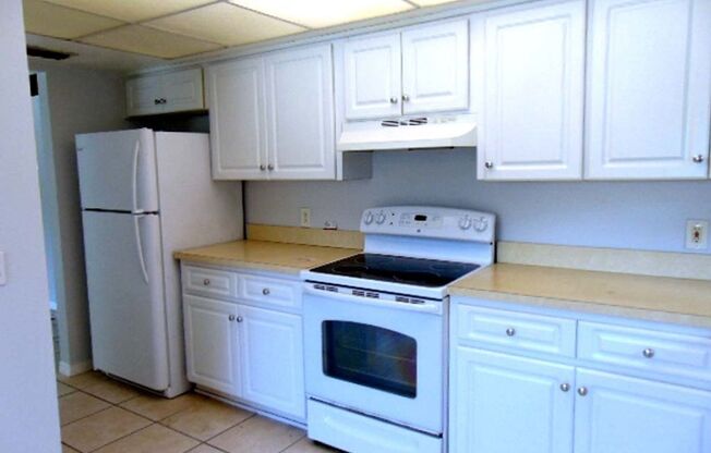 2 BR/1BA Victoria Park Duplex, Bright & Open Floor Plan in Largo, FL