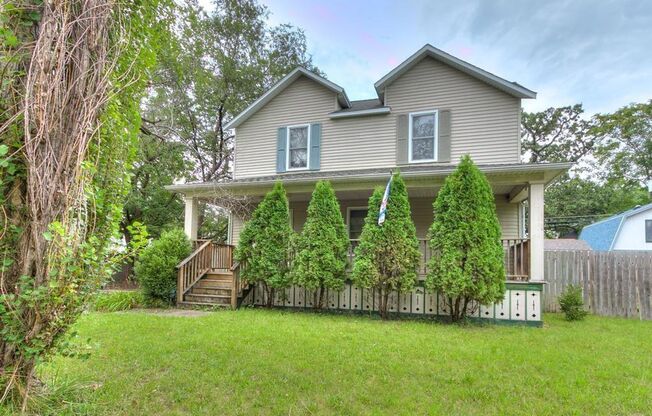 Beautiful large historic home minutes from downtown and Drake!