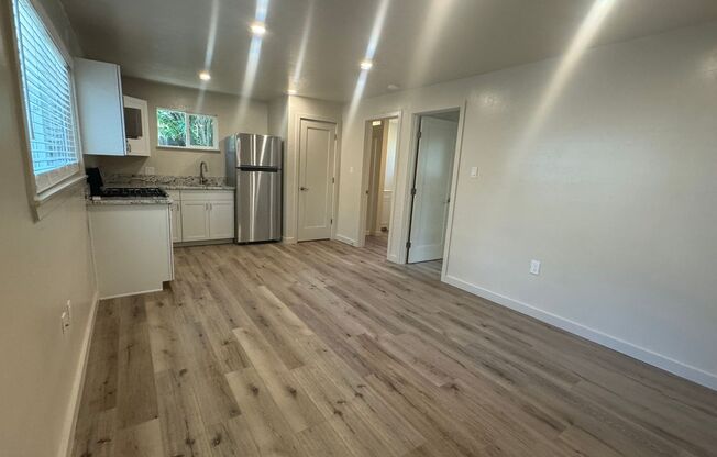 1 bed, 1 bath, $1,400, Unit 1050 Warner Ave