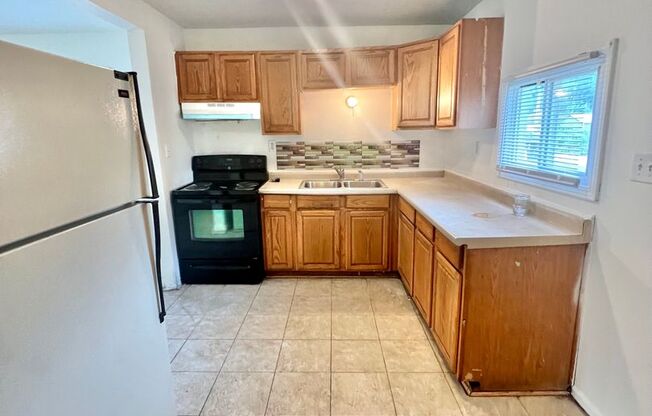 3 beds, 1 bath, $950