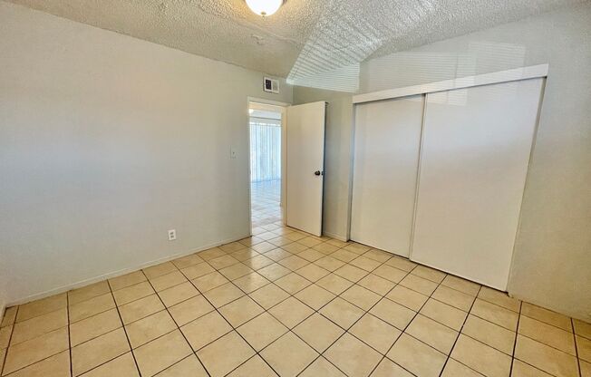 2 beds, 1 bath, 800 sqft, $850, Unit 4