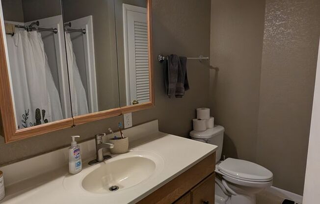 3 beds, 1 bath, $1,495, Unit 10 Lawrence Dr Apt A