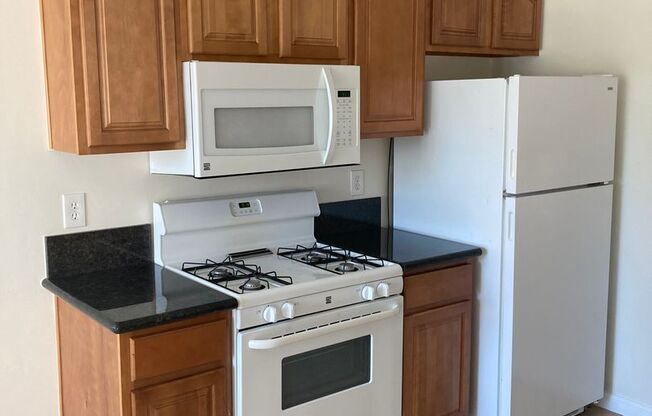 2 beds, 1 bath, 918 sqft, $2,945, Unit 037