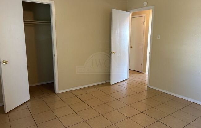 2 beds, 1 bath, $750, Unit 1906 Cedarhill Unit D