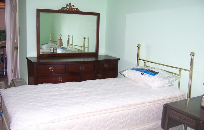 2/1 in gated community, available now!