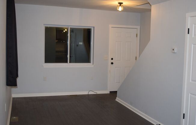 NEWLY RENOVATED PONTIAC UNIT FOR LEASE!