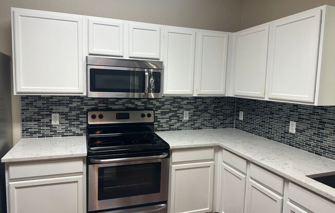 Modern 3/BR 2.5/BA Home with Stylish Kitchen & Cozy Fireplace