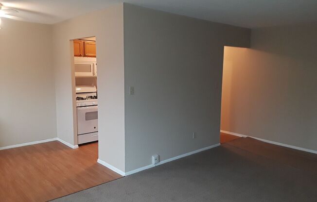 2 beds, 1 bath, 858 sqft, $1,035, Unit B102