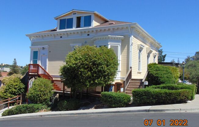 Upper Unit Remodeled Apartment in Downtown Martinez
