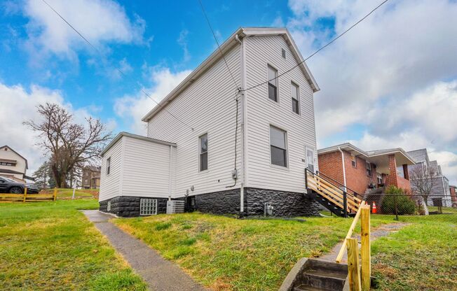 Stunning 2 bedroom home in Port Vue available August 1!