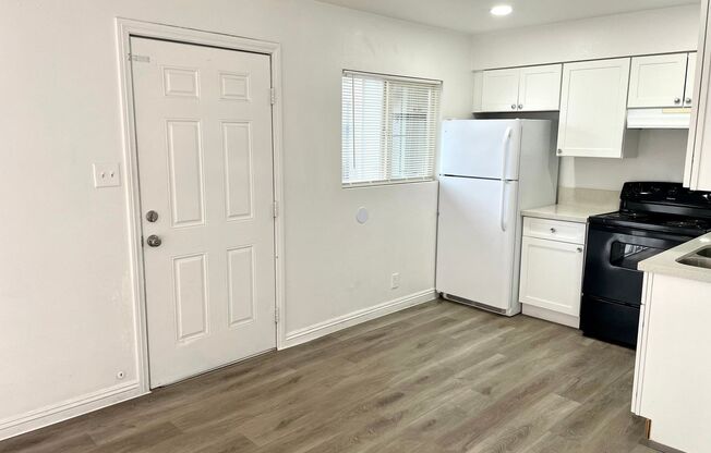 2 beds, 1 bath, 700 sqft, $1,250, Unit 04