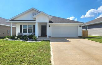 Nearly brand new 4bed/2bath Pace home