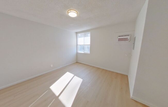 2 beds, 1 bath, 647 sqft, $1,600, Unit 34B