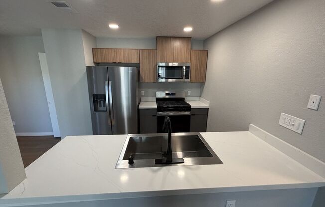 2 beds, 2 baths, 980 sqft, $2,625, Unit L207