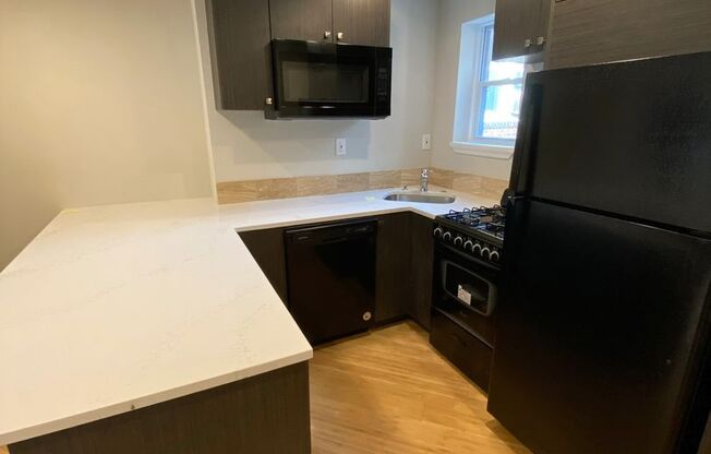 2 beds, 1 bath, 750 sqft, $1,800, Unit Unit 2 (3rd flr)