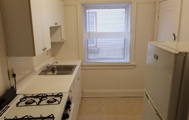 2 beds, 1 bath, 1,100 sqft, $1,275, Unit 17